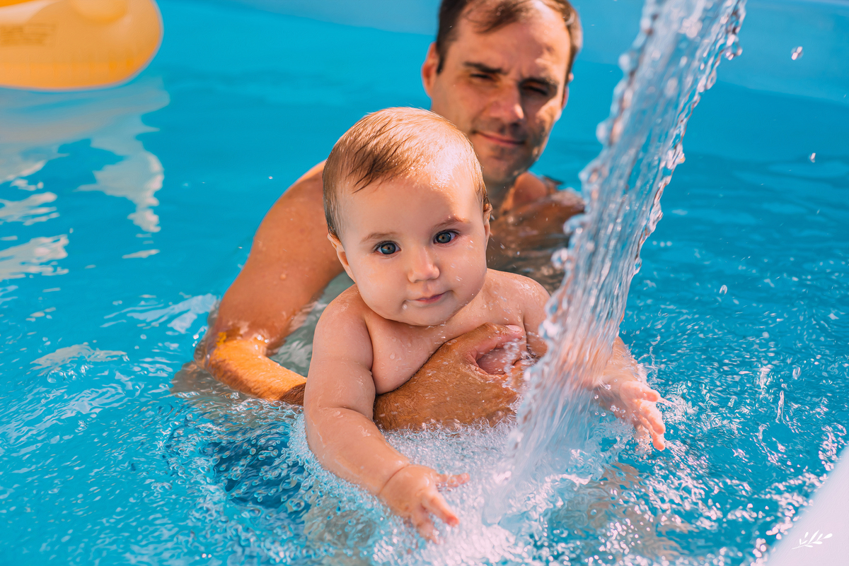 Ensaio bebê; ensaio infantil; ensaio em casa; ensaio na piscina; acompanhamento mensal do bebê; ensaio 8 meses.