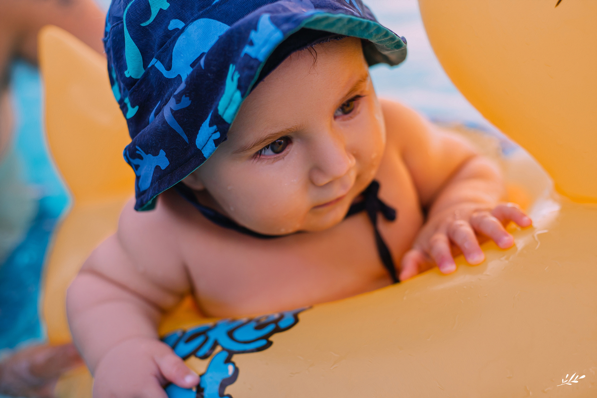Ensaio bebê; ensaio infantil; ensaio em casa; ensaio na piscina; acompanhamento mensal do bebê; ensaio 8 meses.
