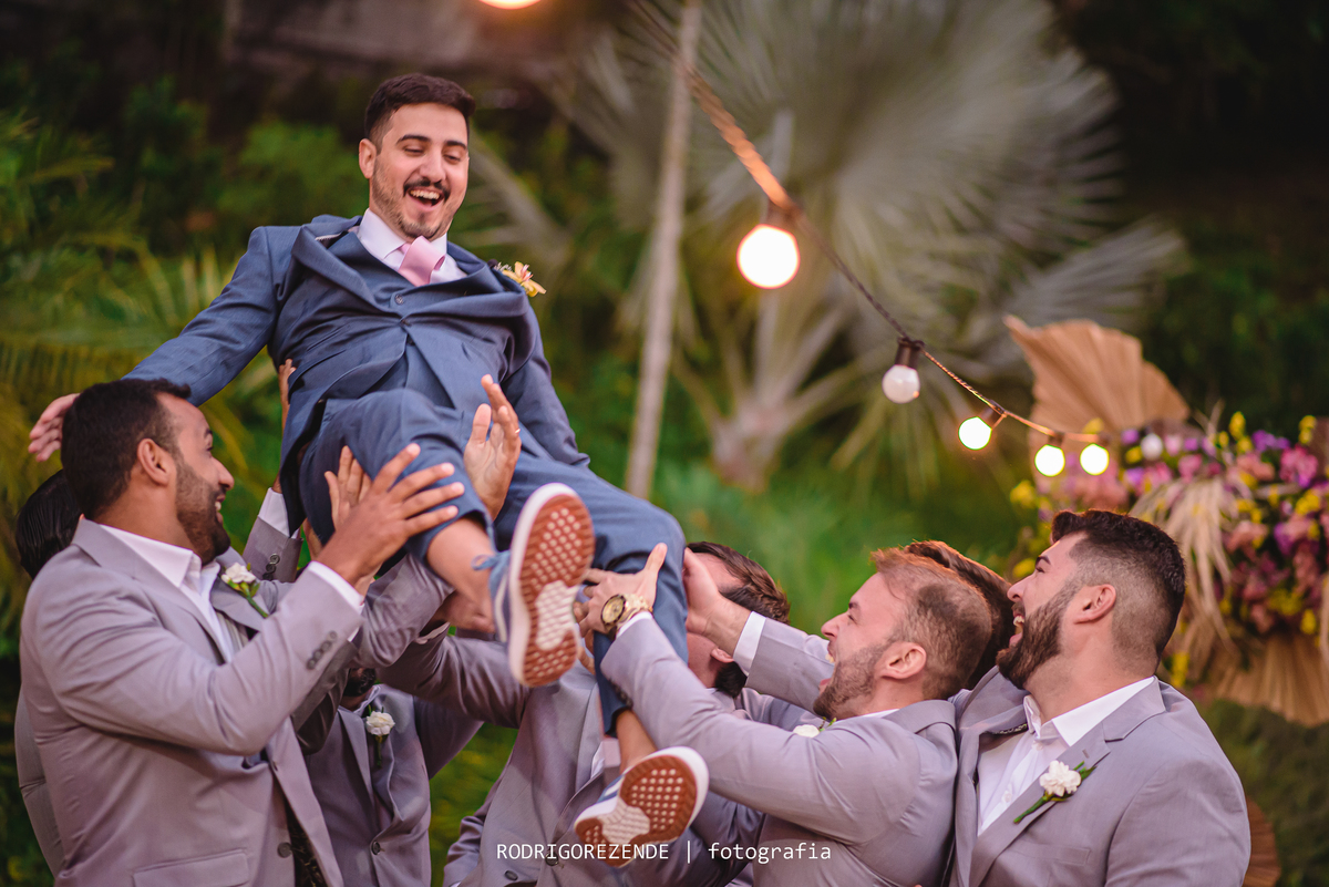 emoção , casa do alto, casamento, padrinhos, fotos com os padrinhos, noivo, feliz