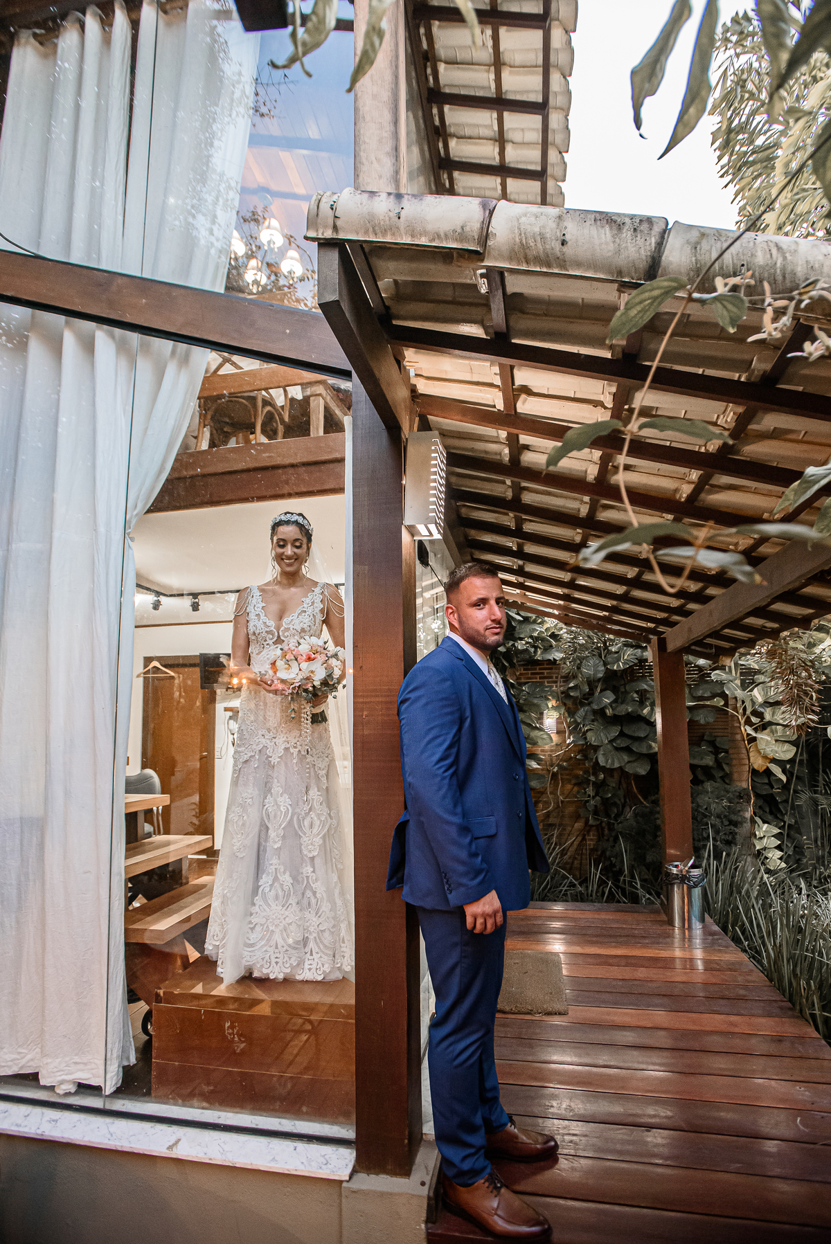 foto diferente de casal, casal , casamento, noivos, flores, terno azul 