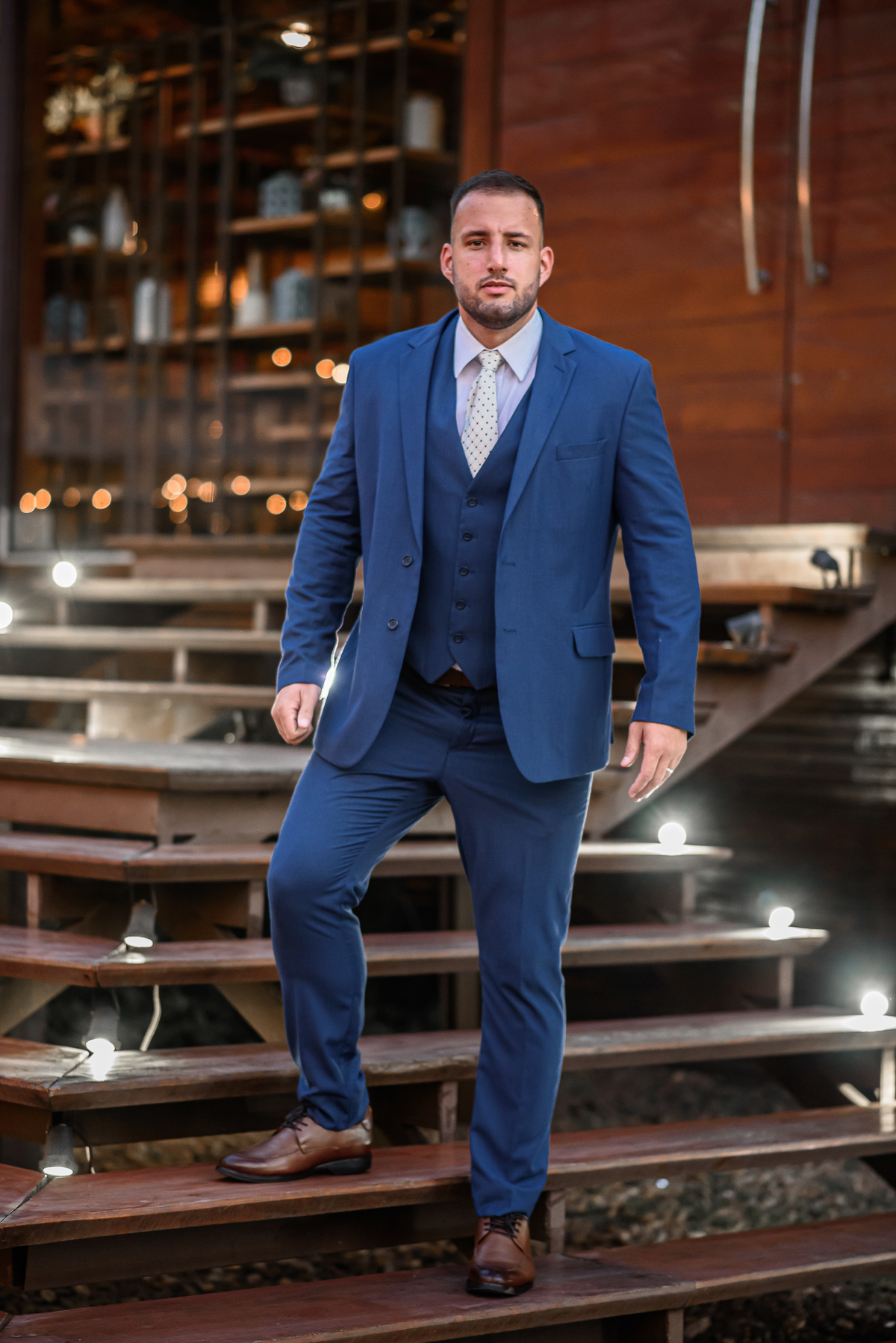 foto diferente de casal, casal , casamento, noivos, flores, terno azul 