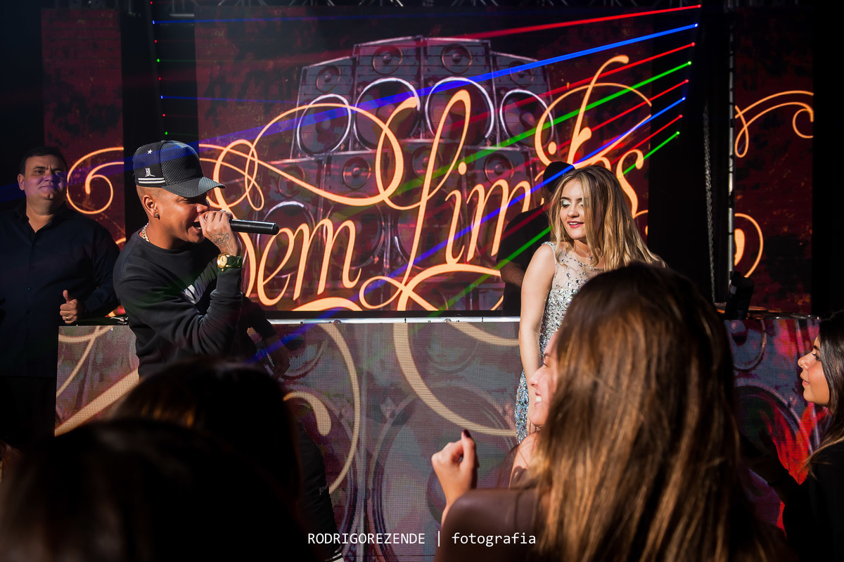 debutante, festa de 15 anos, vila inglesa, pista de dança, balada, mc duduzinho, rodrigo rezende fotografia