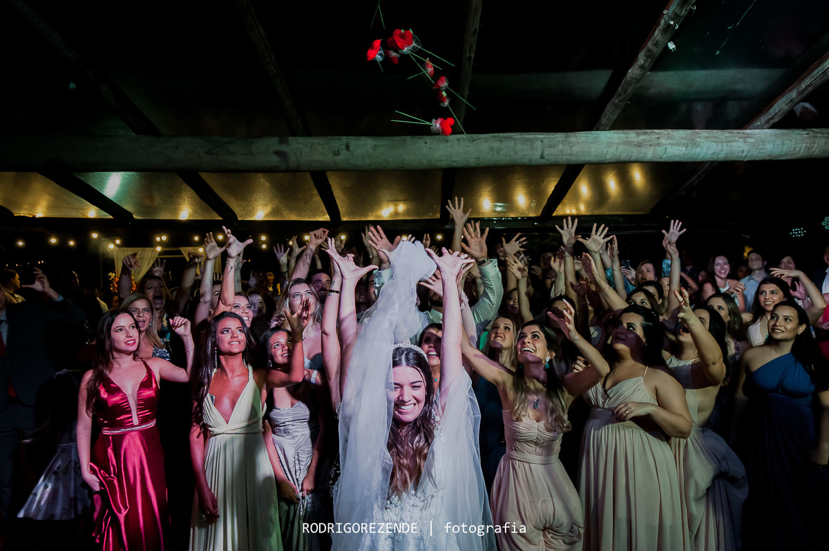 casamento, festa, pista de dança, buquê, meio do mato eventos,  rodrigo rezende fotografia