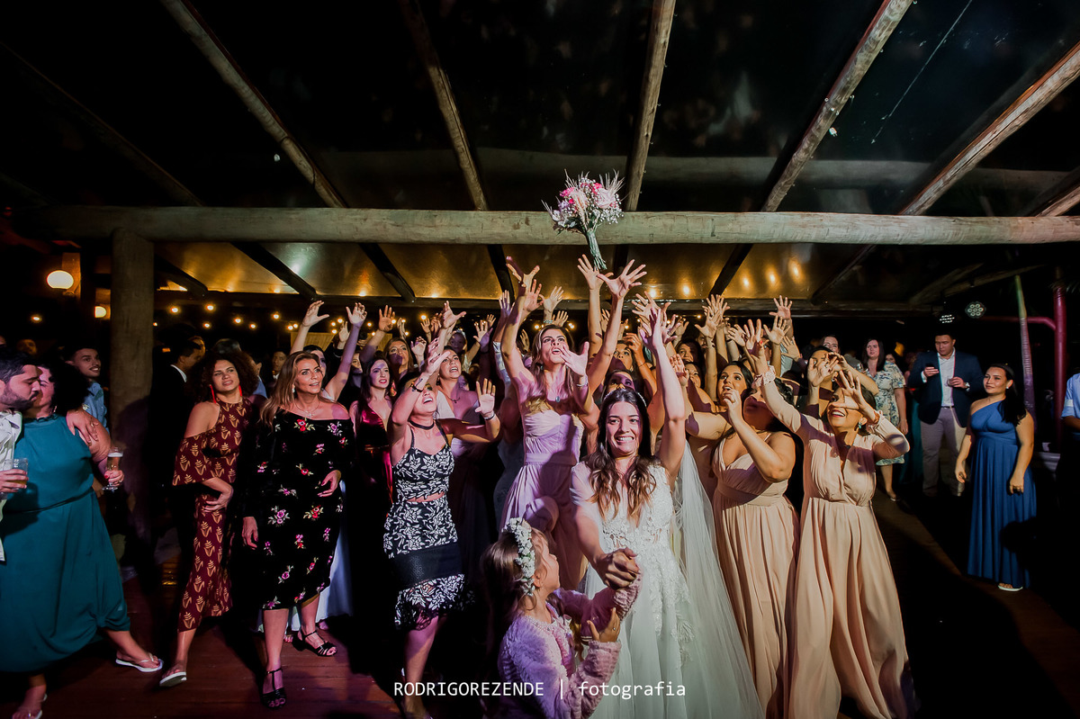casamento, festa, pista de dança, buquê, meio do mato eventos,  rodrigo rezende fotografia