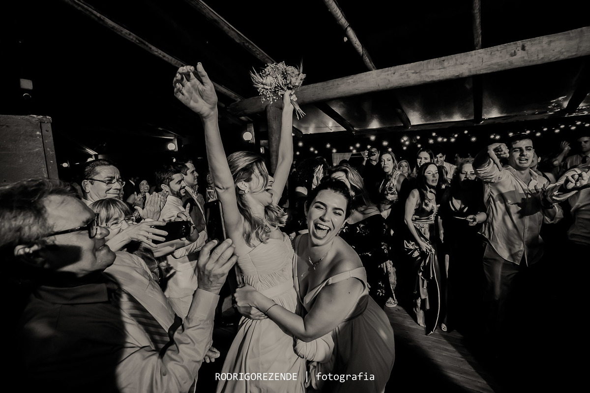 casamento, festa, pista de dança, buquê, meio do mato eventos,  rodrigo rezende fotografia