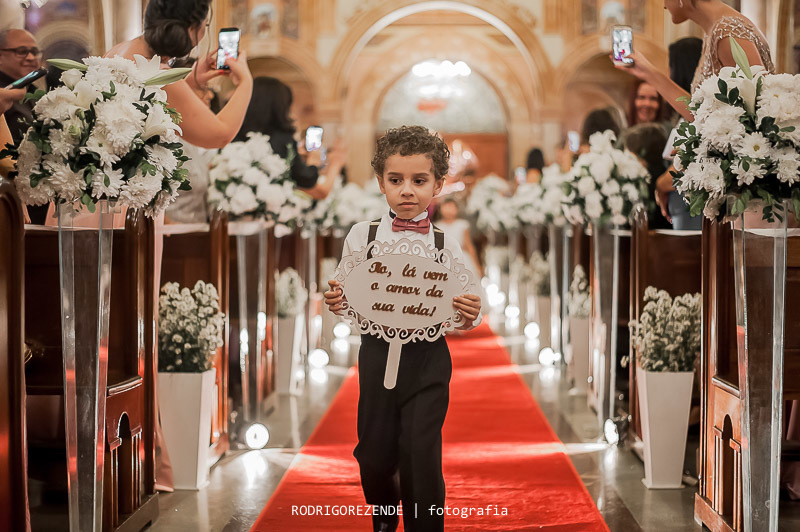cerimônia, entrada dos pagens, igreja sagrado coração de jesus, casamento, rodrigo rezende fotografia