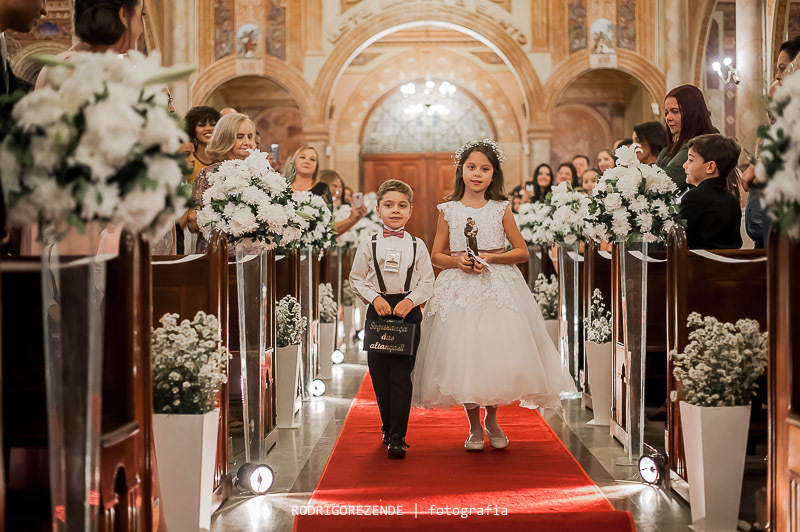 cerimônia, pagens, entrada das alianças, igreja sagrado coração de jesus, casamento, rodrigo rezende fotografia