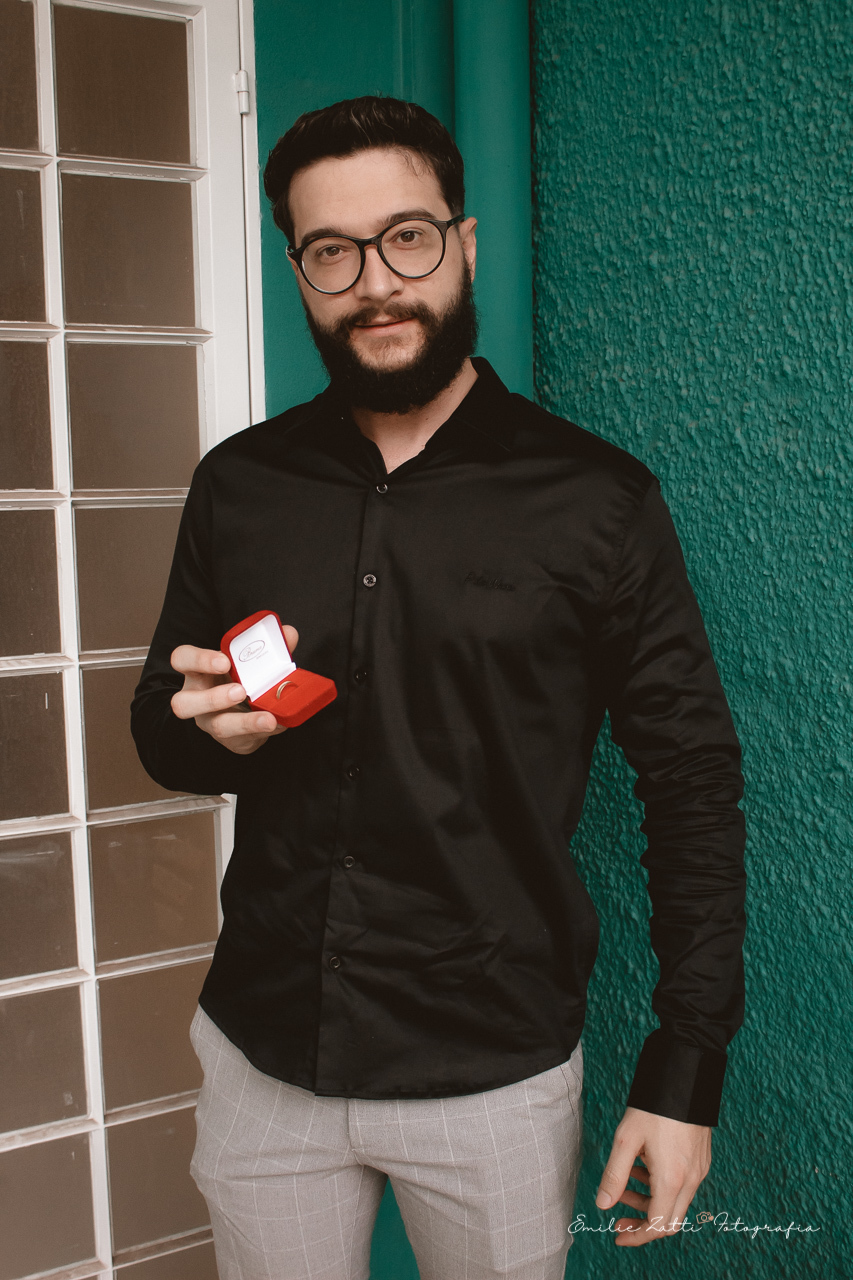 noivo segurando a aliança 