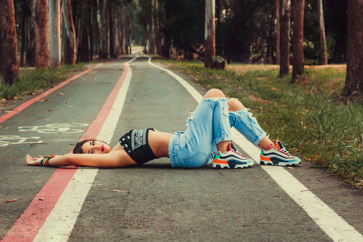 debutante deitada no chão 
 