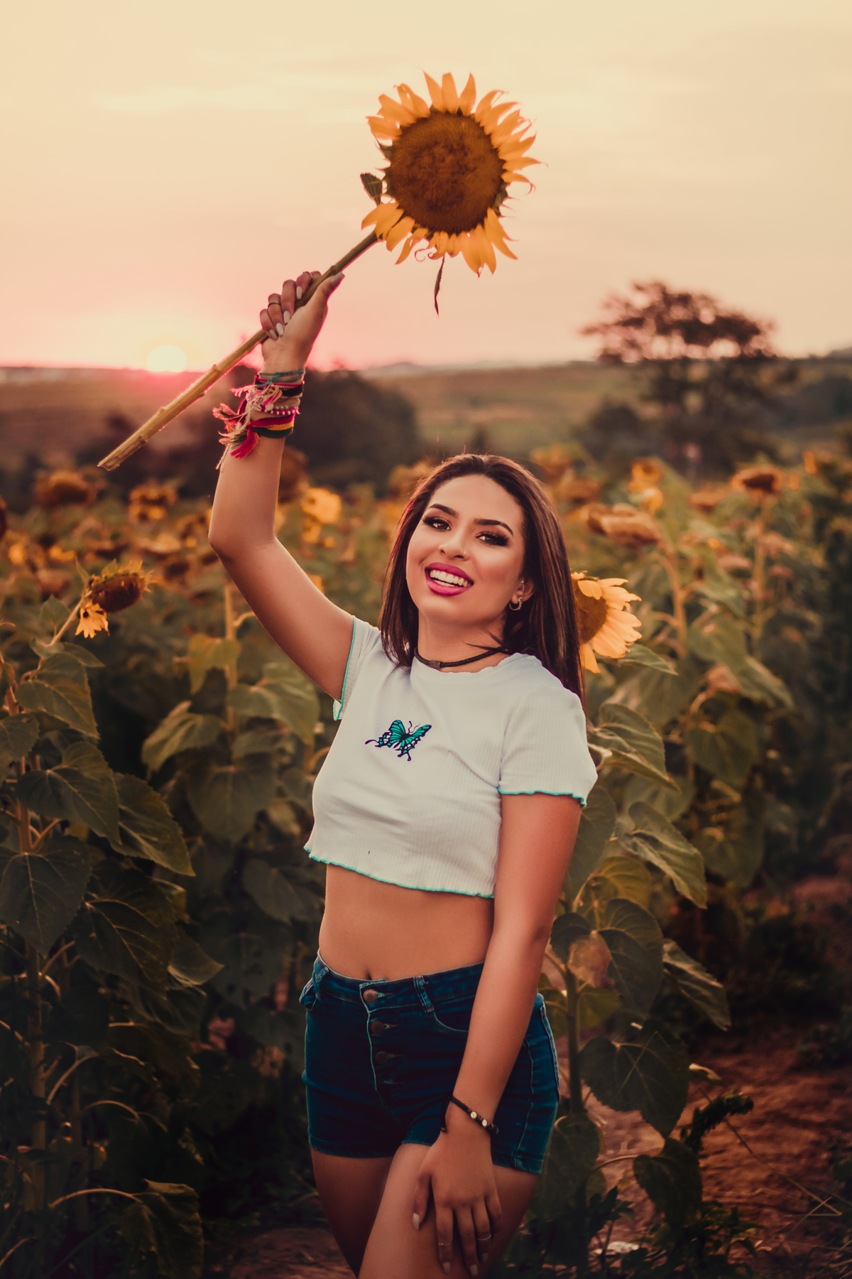 menina segurando um girassol - foto feita em Indaiatuba - foto da emilie 
