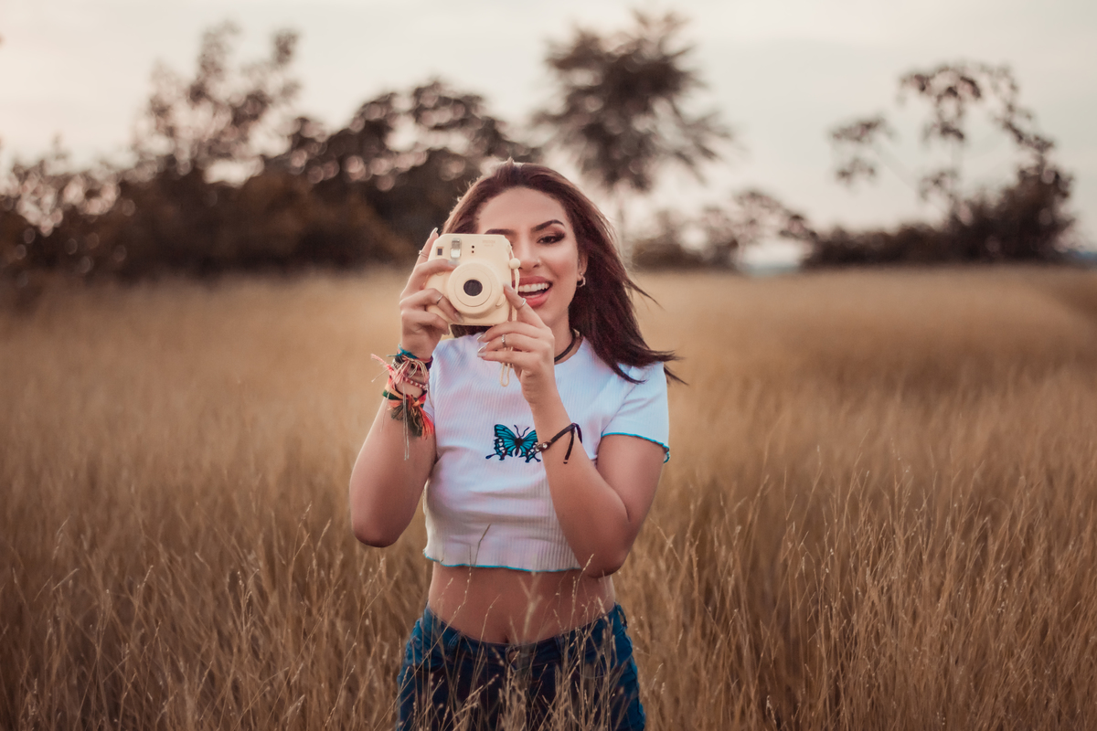 15 anos fotografia feita em Indaiatuba cidade  maravilhosa segurando uma câmera fotográfica - foto feita por 
emilie zatti    