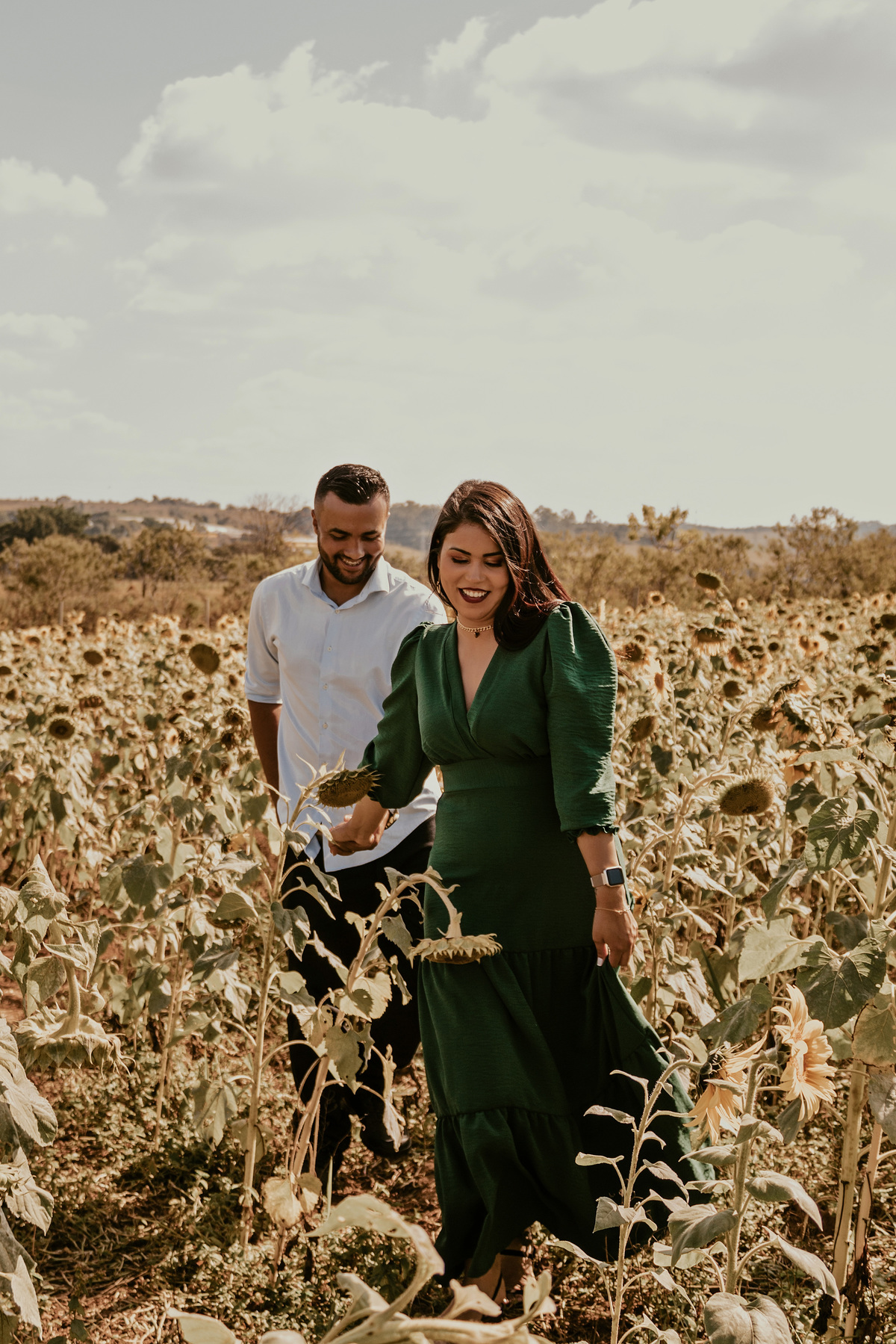 foto de casal correndo no girasol