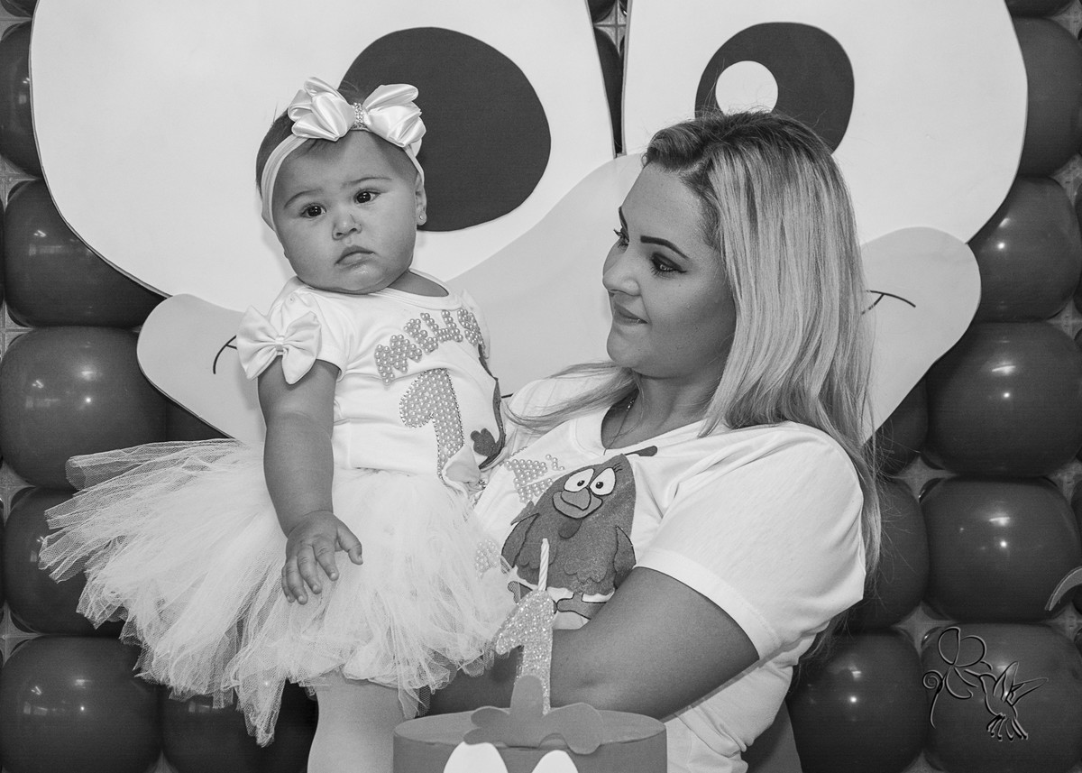 mãe sorrindo com bebê no colo no click da FOTÓGRAFA DE FAMÍLIA DE CAXIAS DO SUL BY ELI MATOS