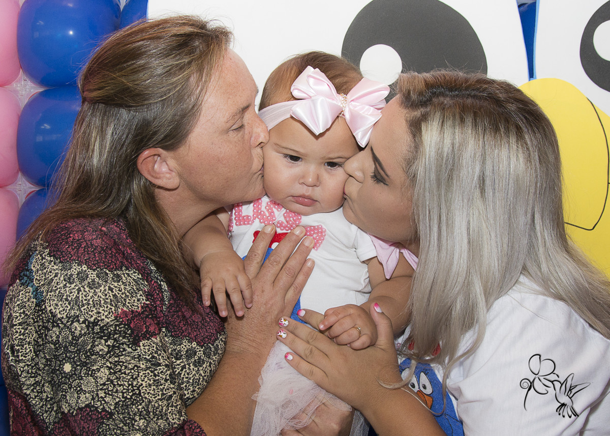 mãe e avó beijando menina em ANIVERSÁRIO, FOTÓGRAFA BY EII MATOS em CAXIAS DO SUL RS