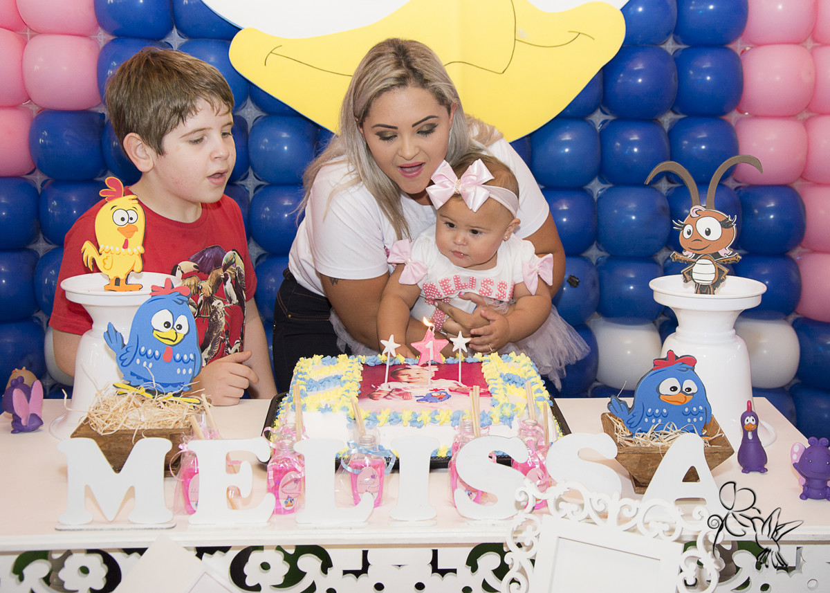 mãe e criança sopram a vela do ANIVERSÁRIOem CAXIAS DO SUL RS