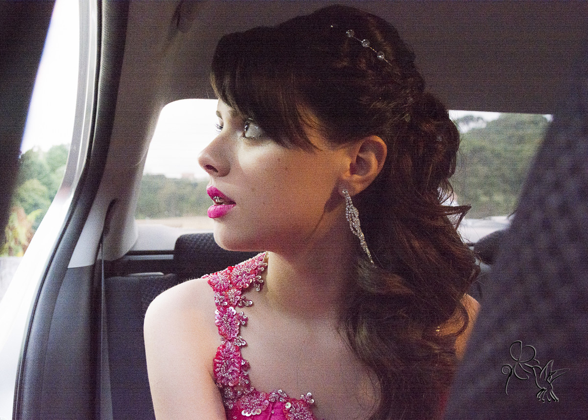 fotografada por BY ELI MATOS DEBUTANTE olha para o salão de festas