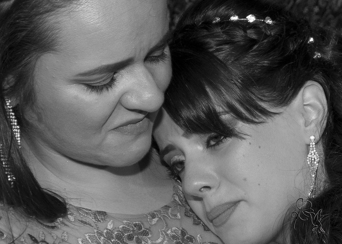 BY ELI MATOS CLICA mãe e filha choram em festa de 15 anos