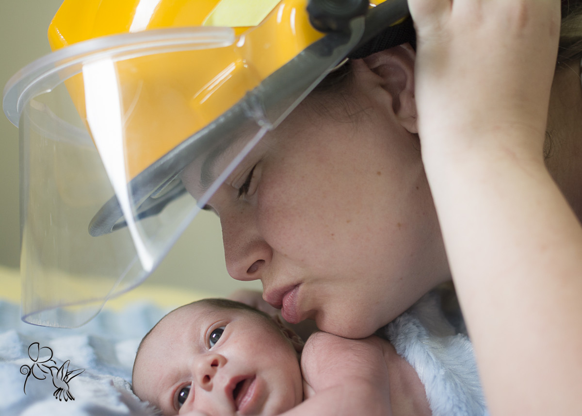 mãe fotografada pela FOTÓGRAFA DE FAMÍLIA BY ELI MATOS beija BEBÊ RECÉM NASCIDO