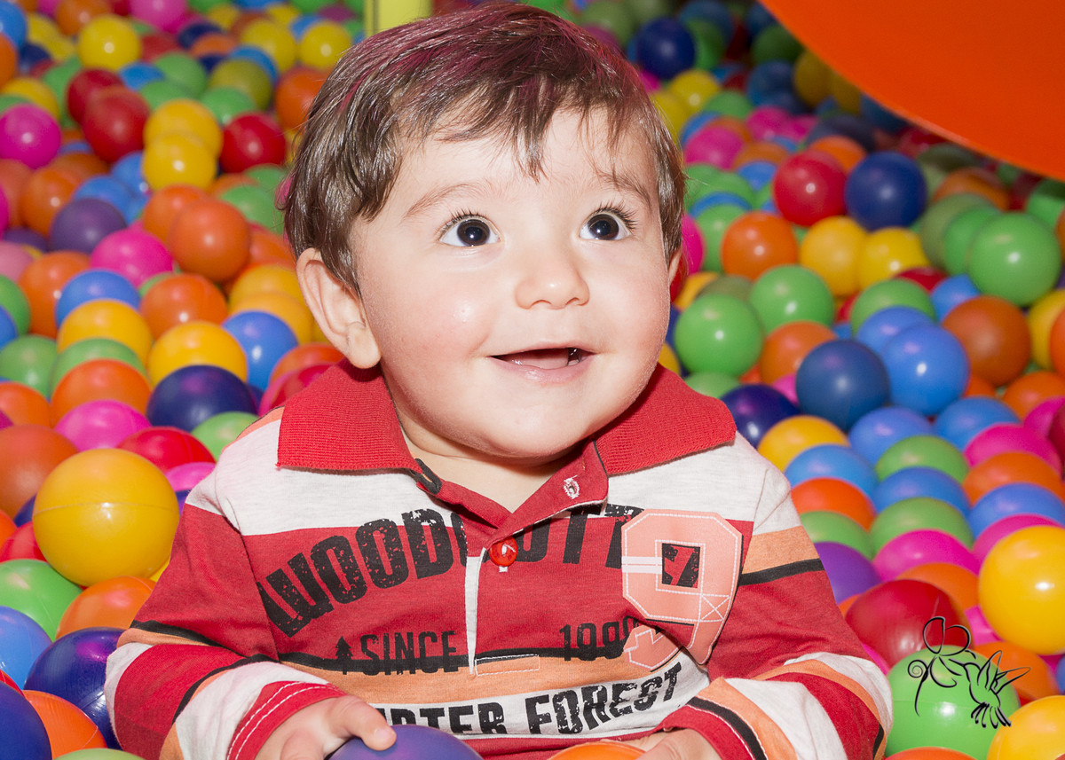 bebê no click da FOTÓGRAFA DE FAMÍLIA DE CAXIAS DO SUL BY ELI MATOS sorri em piscina de bolinhas coloridas