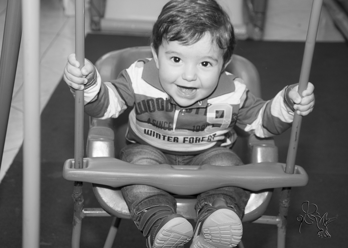 Davi no click da FOTÓGRAFA DE FAMÍLIA DE CAXIAS DO SUL BY ELI MATOS sorri em balanço