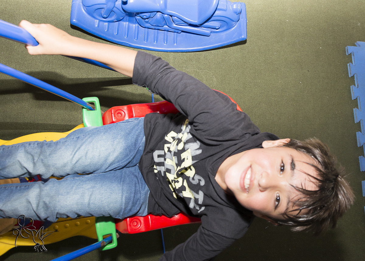 criança no click da FOTÓGRAFA DE FAMÍLIA DE CAXIAS DO SUL BY ELI MATOS se balança