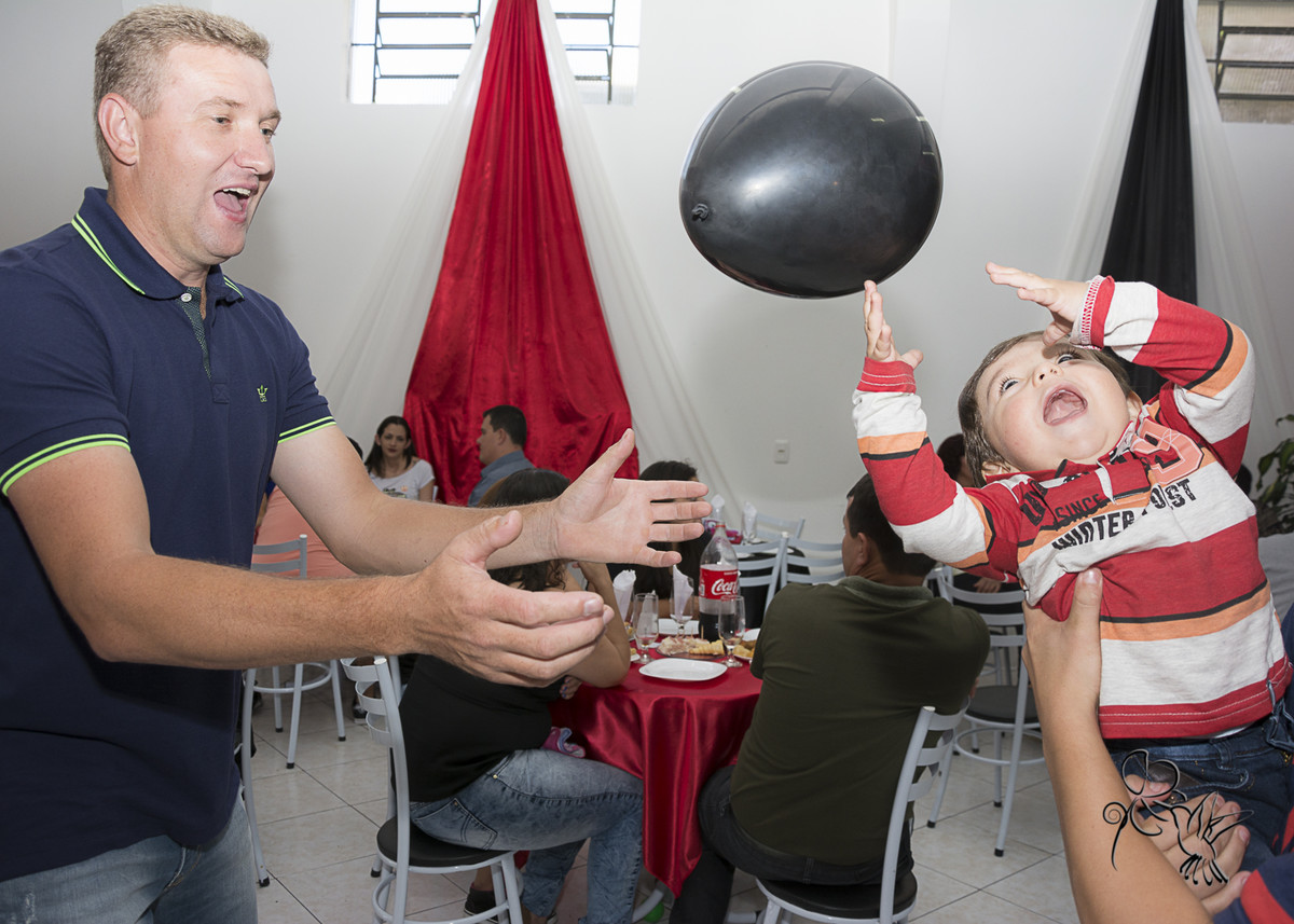pai no click da FOTÓGRAFA DE FAMÍLIA DE CAXIAS DO SUL BY ELI MATOS brinca com seu BEBÊ com BALÃO