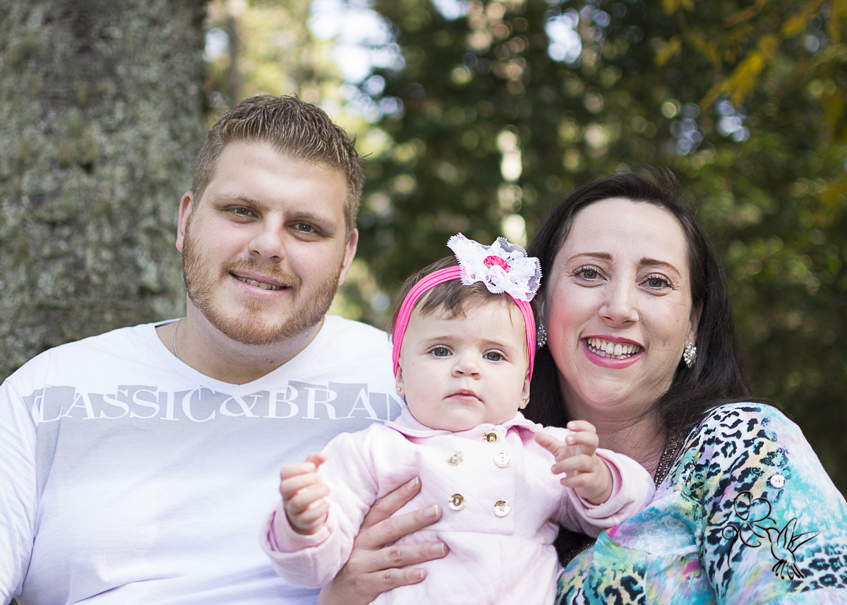 pais com criança no colo no click de by Eli Matos