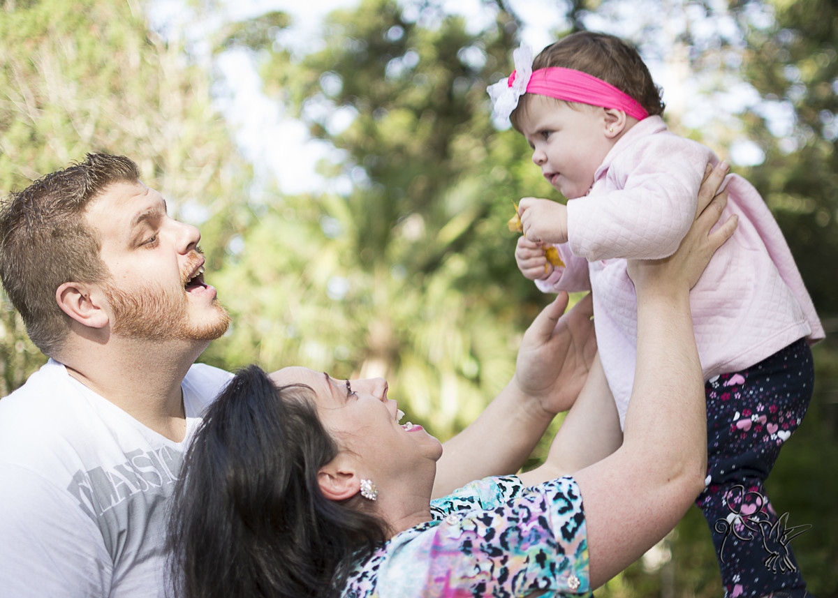mãe brinca com criança e a fotógrafa Eli Matos registra esse momento