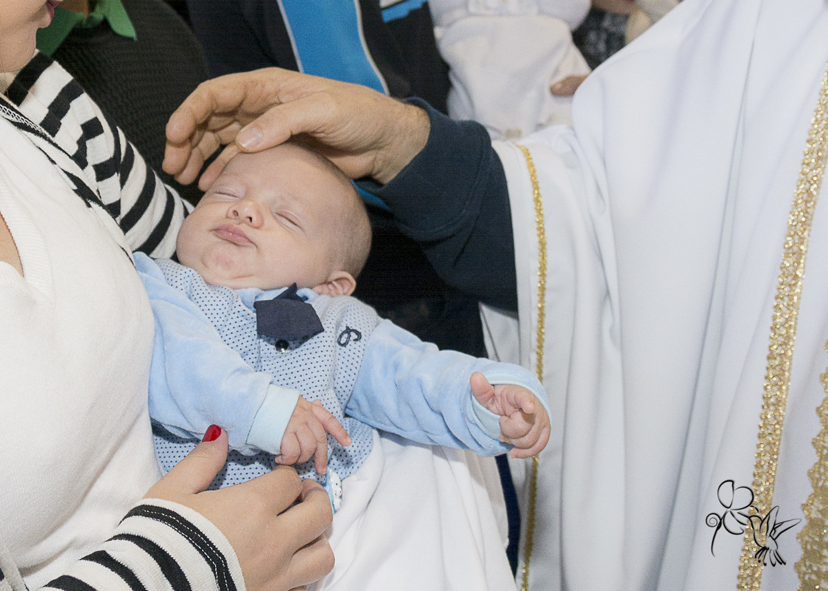 Padre benze bebê clicado por Eli Matos Fotografia