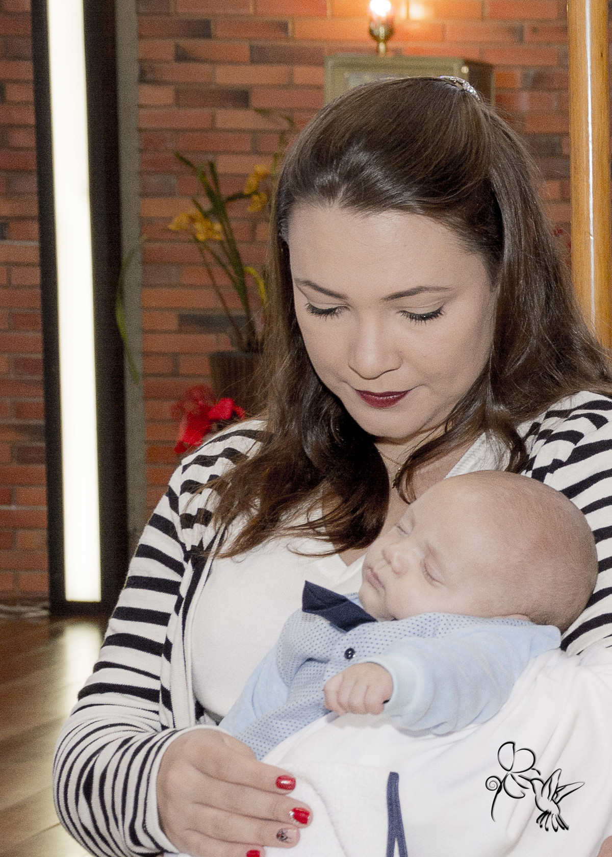 mãe afaga seu bebê Eli Matos Fotografia regista o momento