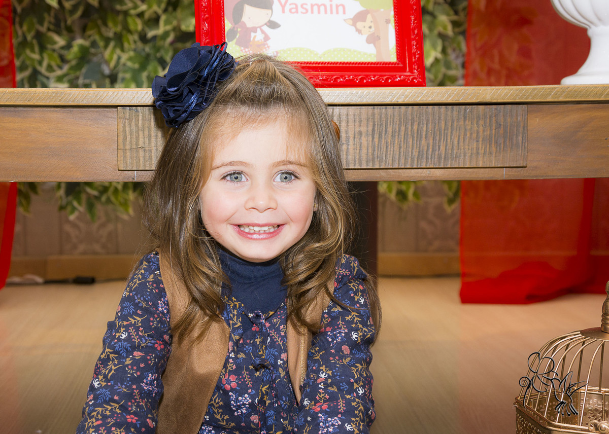 criança de olhos azuis rindo para a fotógrafa by Eli Matos