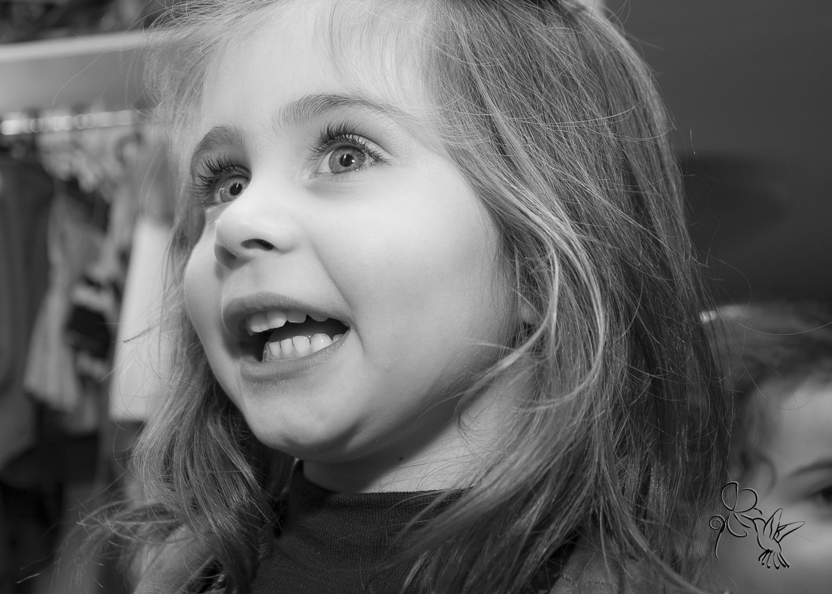 criança em foto preto e branco rindo para by Eli Matos