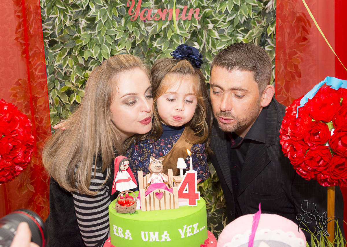 Yasmin com seus pais registrada por by Eli Matos no seu aniversário de 4 anos