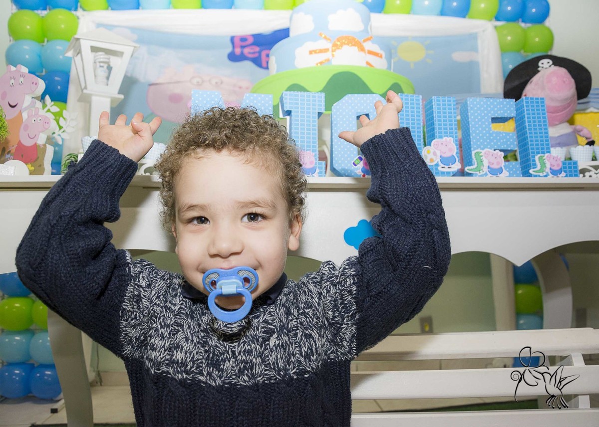 Miguel abre os braços para by Eli Matos em sua festa