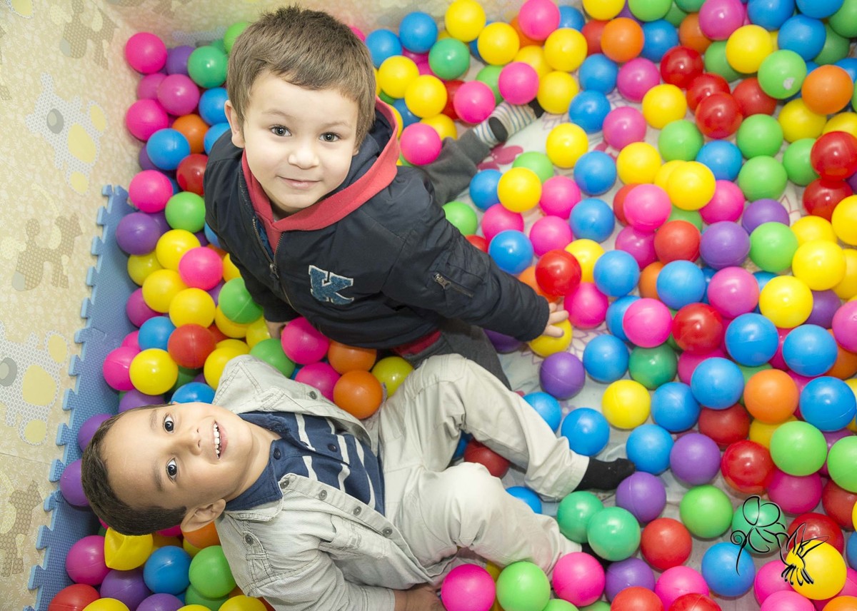 Lindo clique de by Eli Metos de crianças em piscina de bolinhas