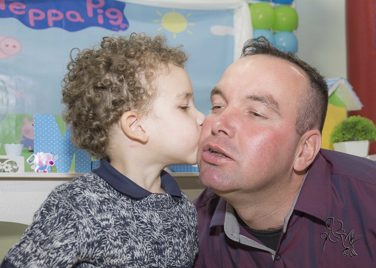 Pai é beijado por Miguel e são clicados por by Eli Matos