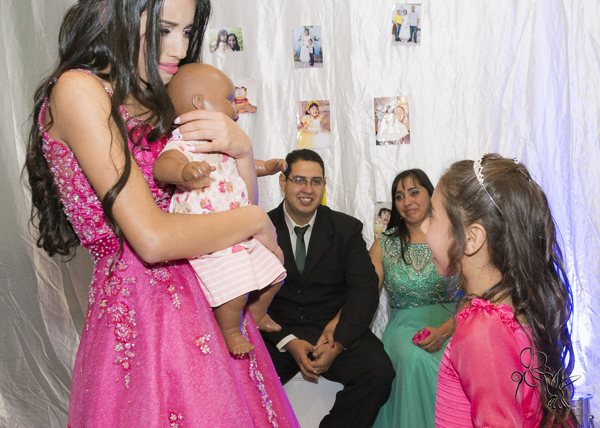 vitoria, dá sua boneca a irmã menor, , by Eli Matos