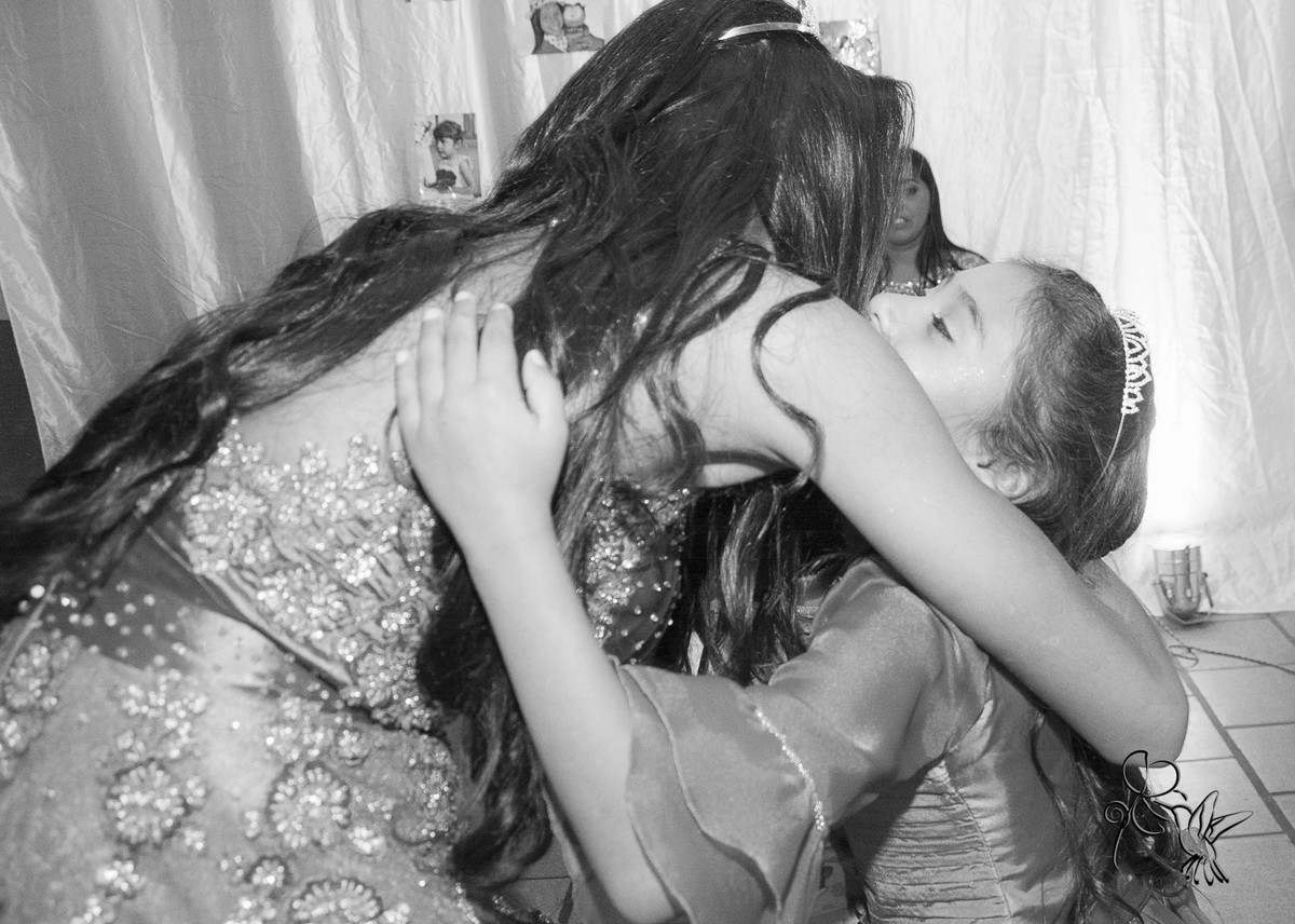 ABRAÇO entre vitoria e sua irmã, , by Eli Matos