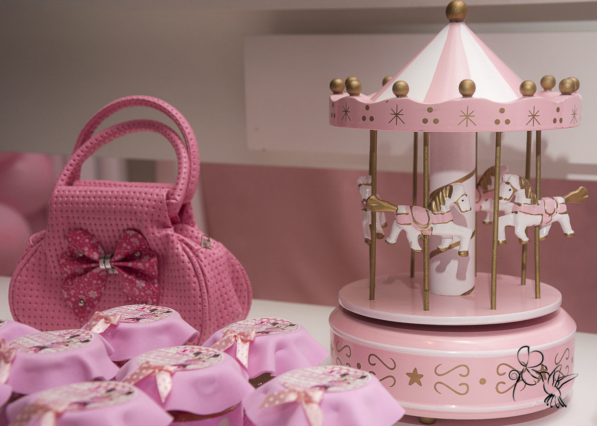Detalhe com bolsa e carrosel da decoração da Minnie Rosa da decoradora Cibele Decora Eventos