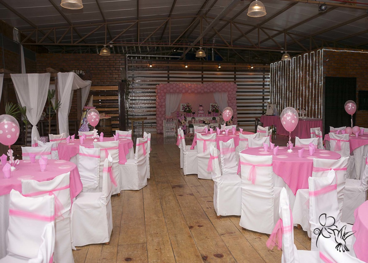 Salão decorado por  Cibele Decora Eventos, na cor rosa