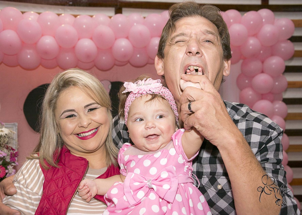 pais de Emanuelly clicados por by Eli Matos brincam felizes com a filha