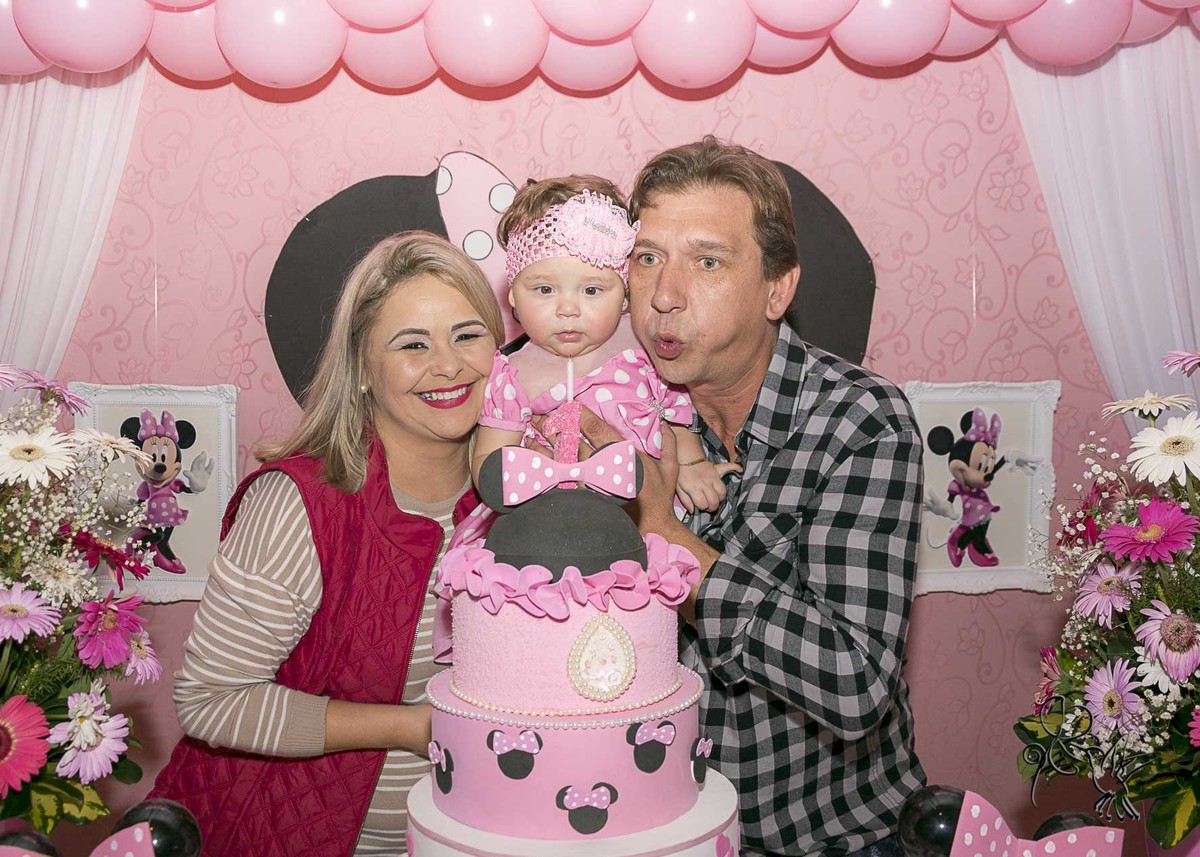 by Eli Matos registra o momento que os pais sopram a vela de um ano da Emanuelly