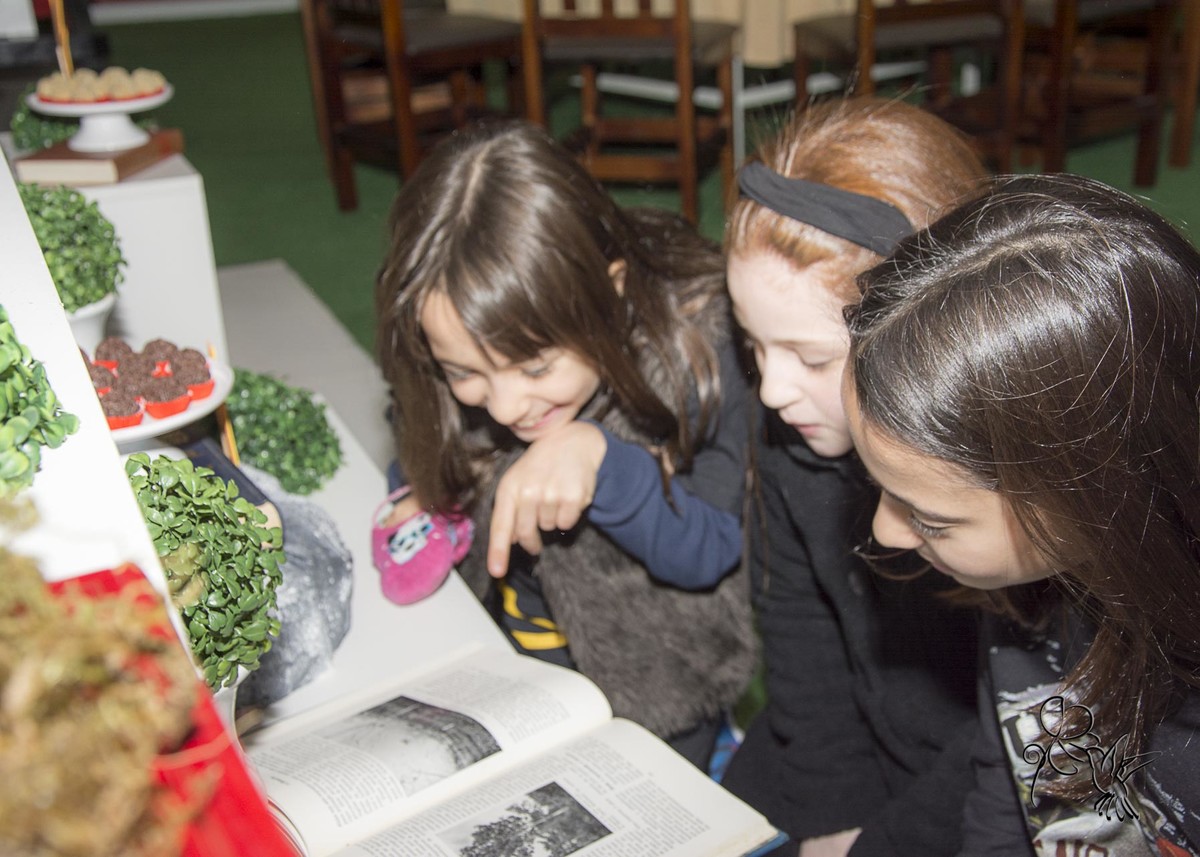 Camila observa livro com suas amigas, by Eli Matos clicou o momento
