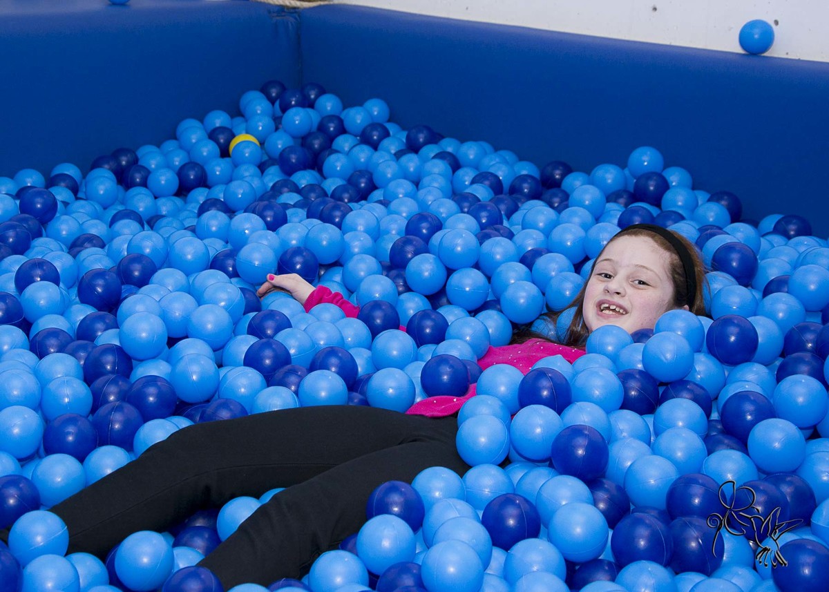 Numa piscina de bolinhas azuis by Eli Matos registr Camila se divertindo