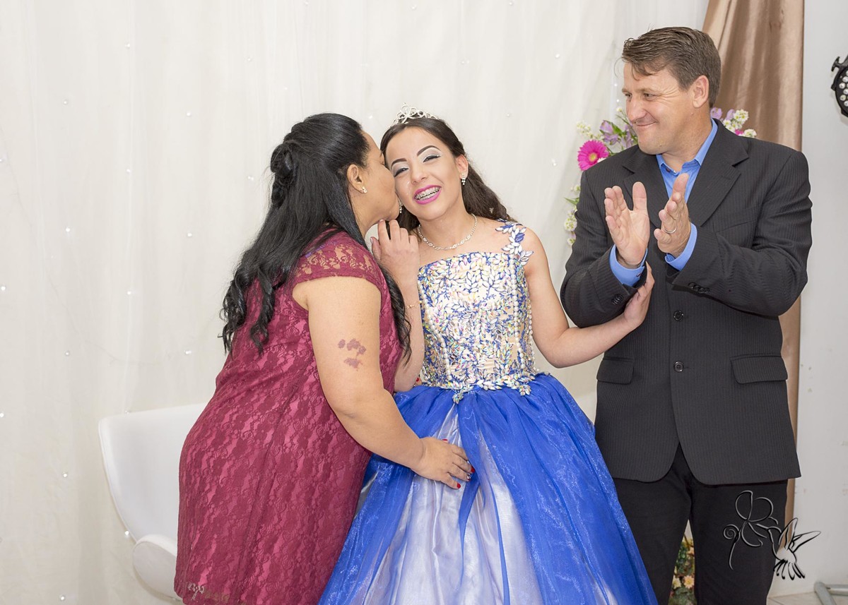 Mãe de Maria Eduarda beija no rosto,  by Eli Matos registrou