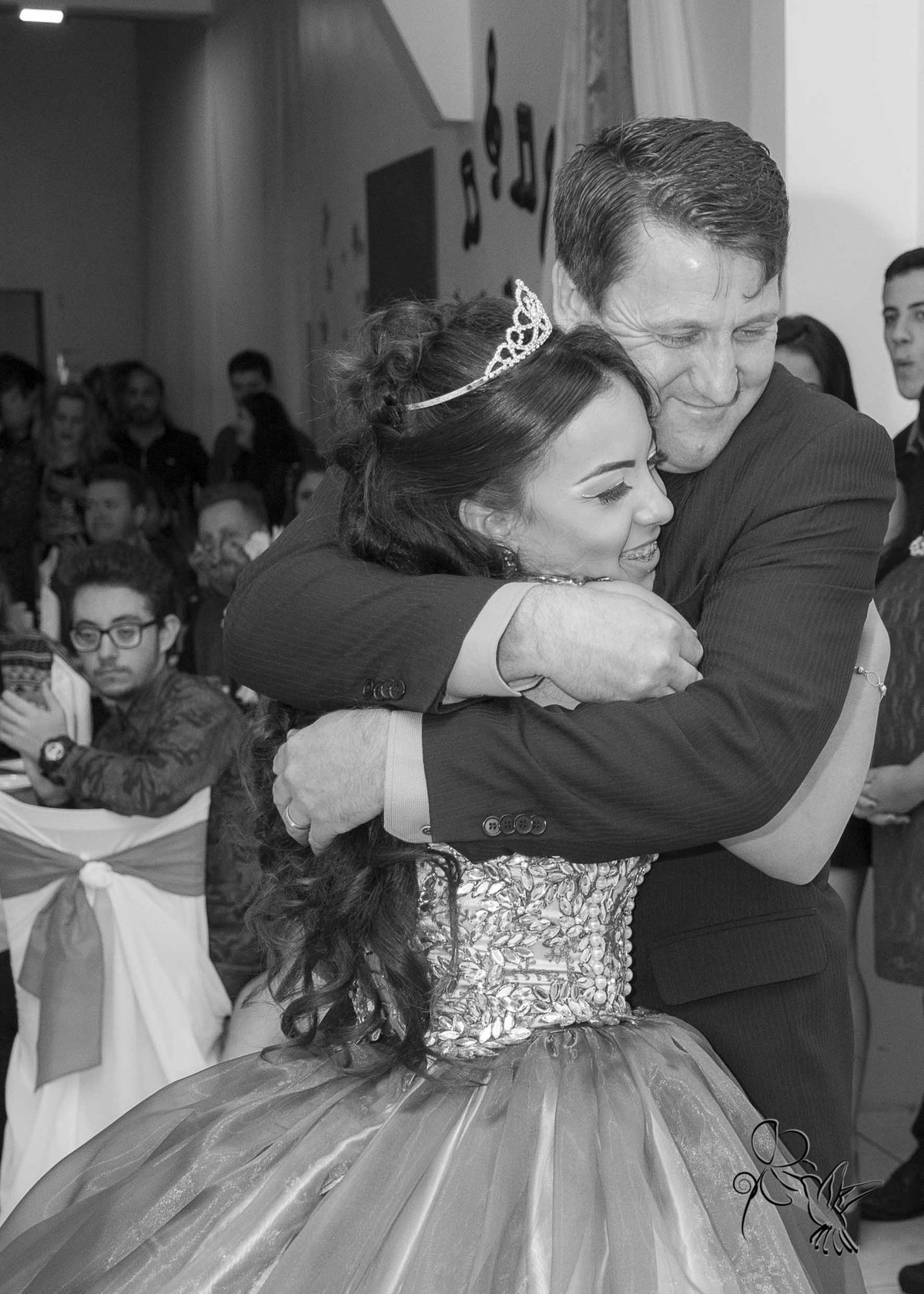 Maria Eduarda abraça seu pai carinhosamente no dia da sua festa de 15 anos, clicada por  by Eli Matos