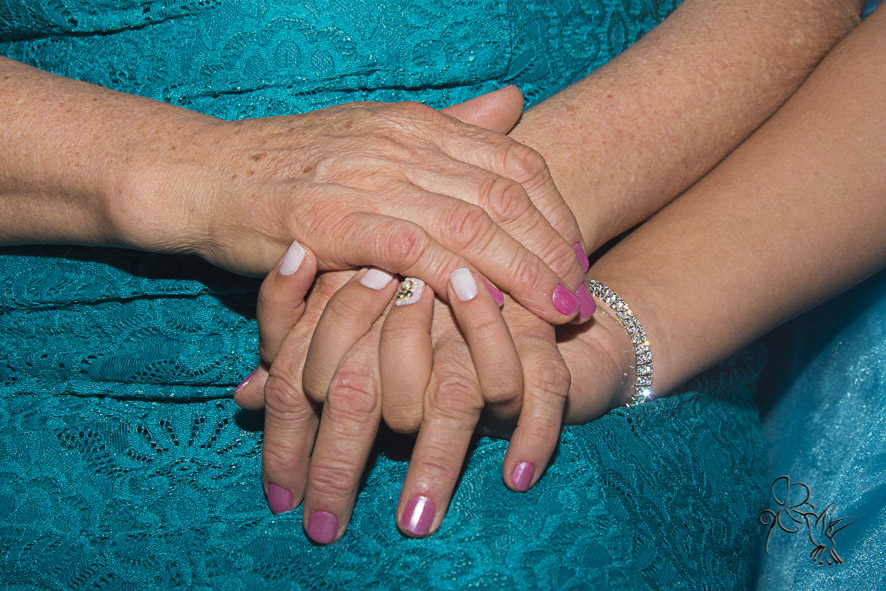 Dedos entrelaçados de Barbara e sua adorada avó, registro de by Eli Matos