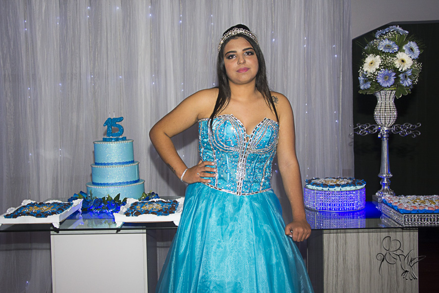 Barbara faz pose em sua festa, clicada por by Eli Matos