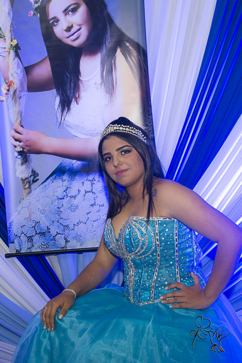 by Eli Matos clica Barbara sentada em sua festa de 15 anos