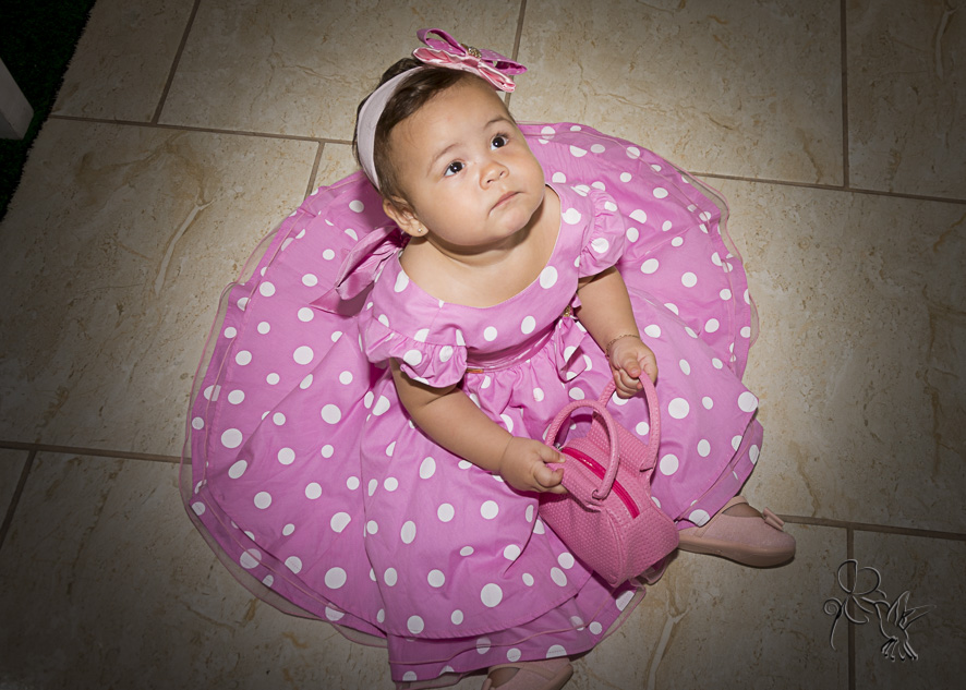 Manuela em seu vestido rosa com bolinhas brancas, by Eli Matos quem clicou